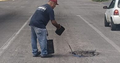 Jornada de bacheo en la avenida Niños Héroes de Colima