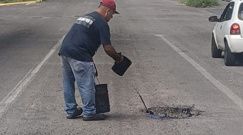 Jornada de bacheo en la avenida Niños Héroes de Colima