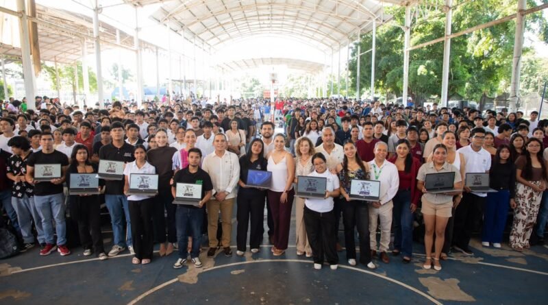 Estudiantes manzanillenses recibieron laptops gratuitas
