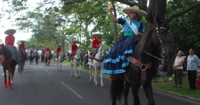Saldo blanco, durante cabalgata inaugural de la Feria de Todos los Santos, Colima 2026
