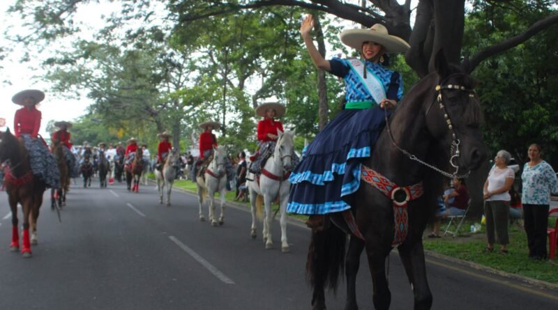 Saldo blanco, durante cabalgata inaugural de la Feria de Todos los Santos, Colima 2026