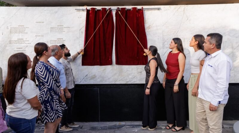 Indira Vizcaíno devela nombres en el Muro de Honor del Deporte Colimense