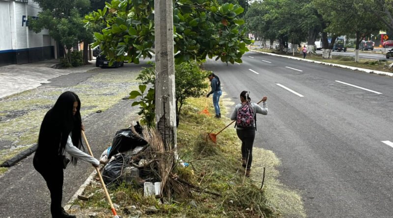 Realizan jornada de ordenamiento de áreas verdes en la avenida Niños Héroes