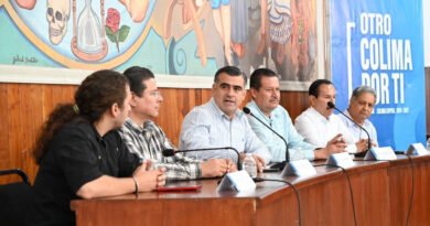 Reconocen trayectoria de maestros de Colima