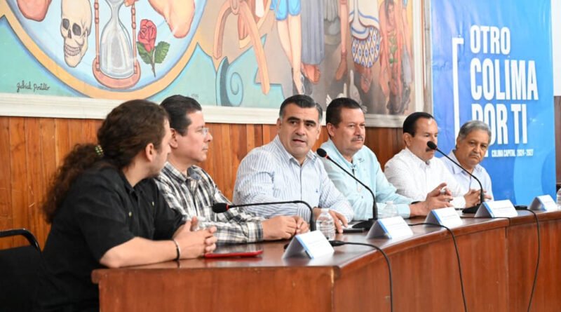 Reconocen trayectoria de maestros de Colima